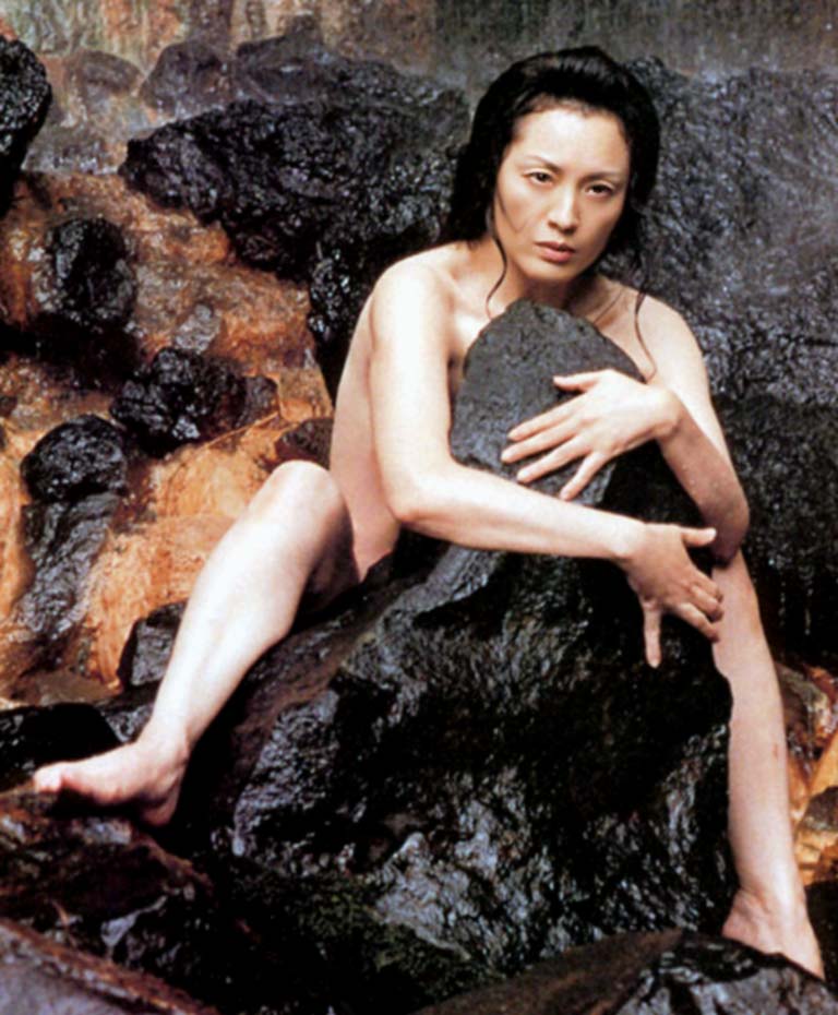 松坂慶子が全裸で岩を抱く