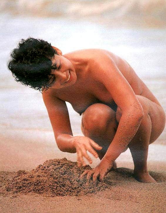 今陽子が素っ裸で砂遊び