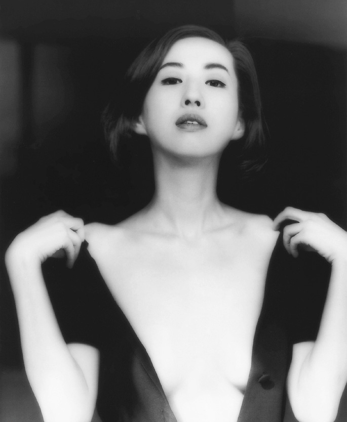モノクロの墨田ユキの綺麗な胸元