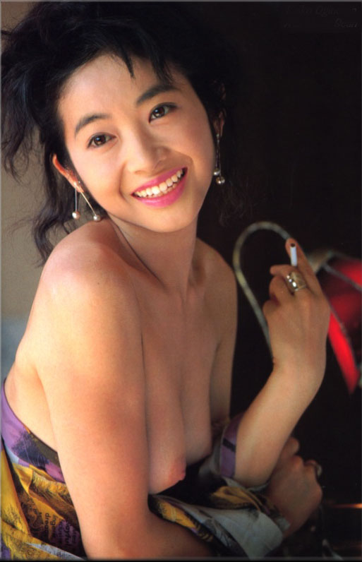 荻野目慶子の笑顔と綺麗なおっぱい