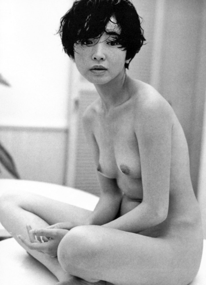 荻野目慶子のモノクロで裸で座る