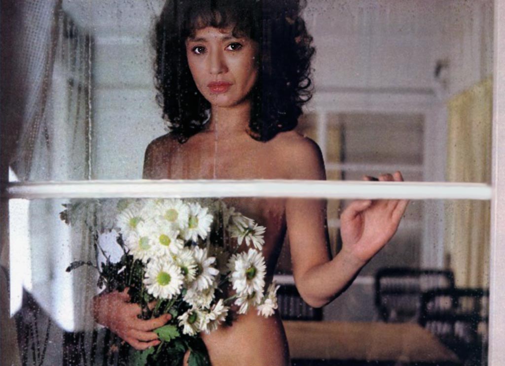 加賀まりこが素っ裸で窓際で花束を持つ