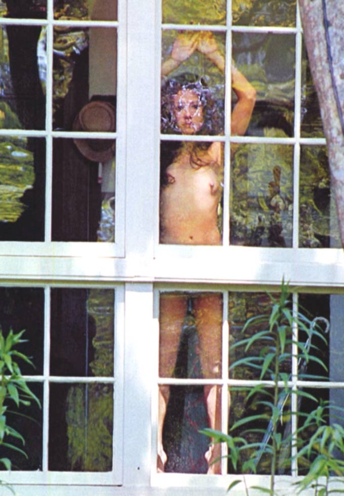 加賀まりこが窓で裸で立っています