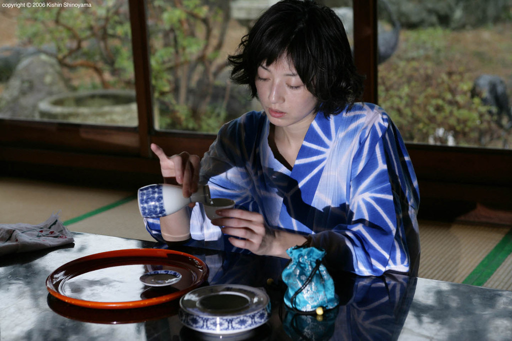 高岡早紀が浴衣で日本酒をつぐ