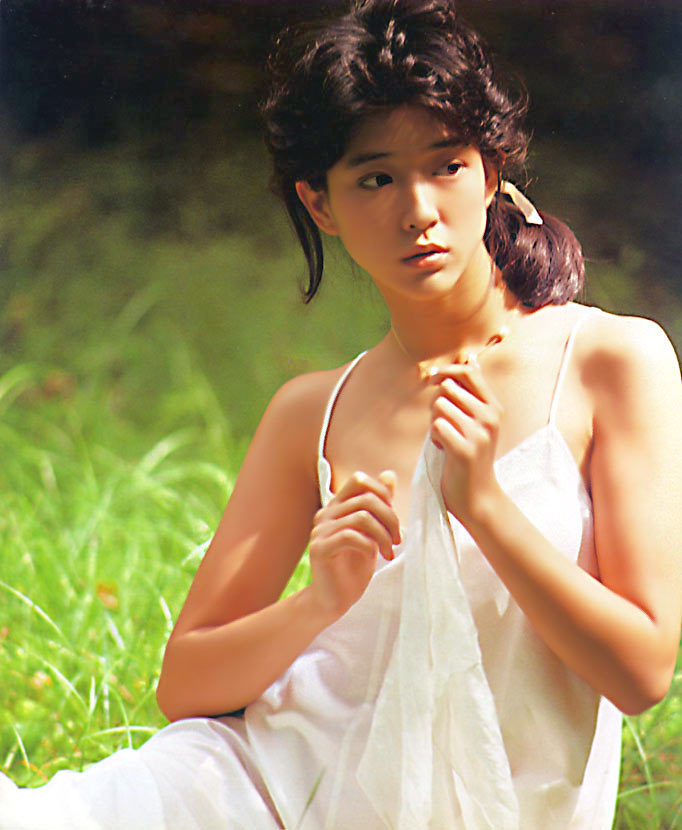 紺野美沙子が草村の中で白いワンピース姿