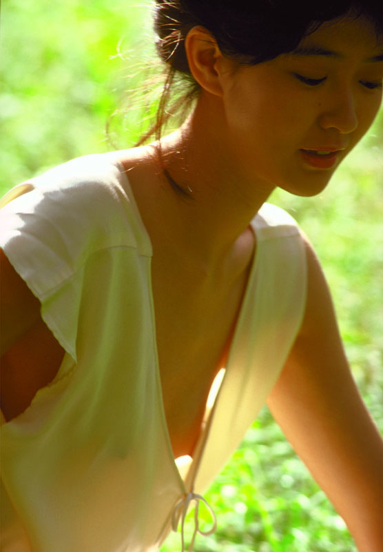 紺野美沙子が薄いワンピースで透け乳首とおっぱい