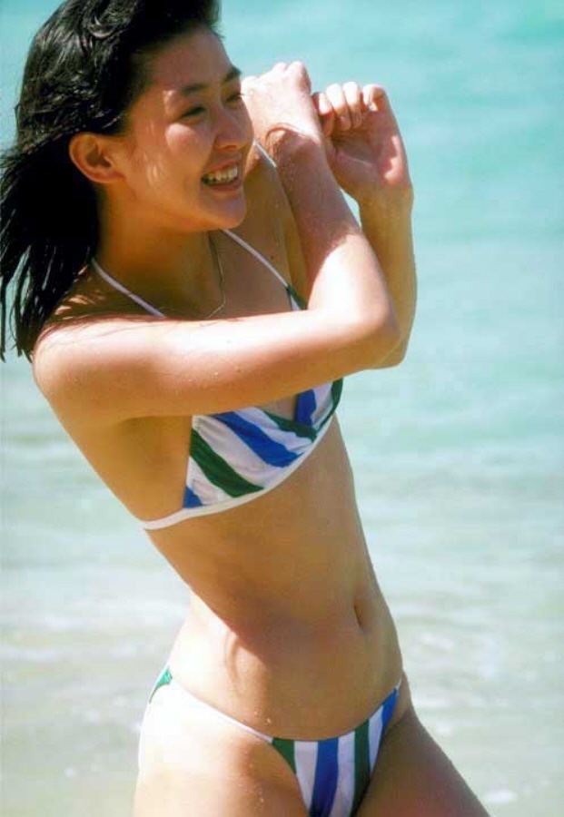 紺野美沙子がストライプのビキニで透け乳首2