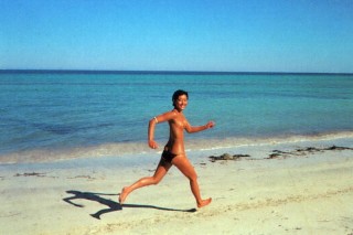 夏目雅子がヌードで砂浜を走っています