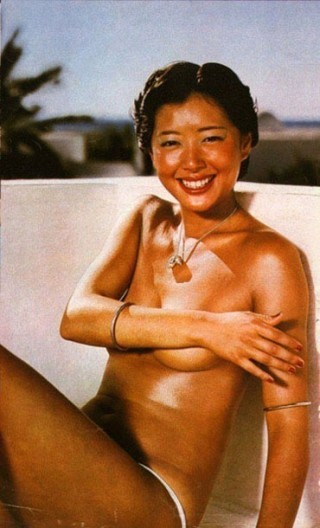 夏目雅子が座って笑顔で腕ブラ