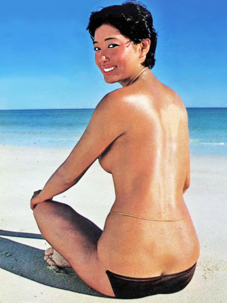 夏目雅子が砂浜にトップレスで座り横乳と半ケツ