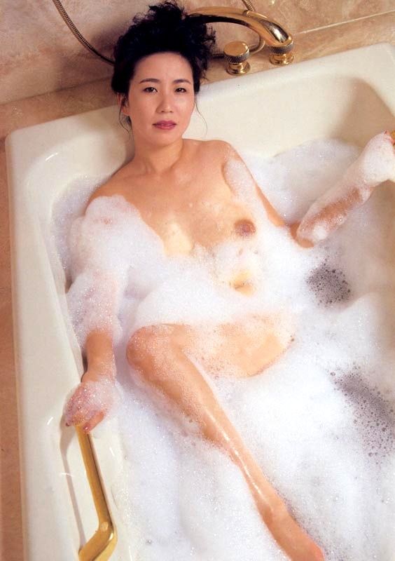 仁支川峰子がお風呂で泡から見えるおっぱい