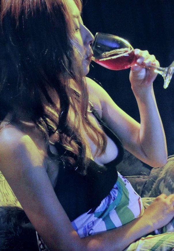 小松千春が黒の下着姿でワインを飲む