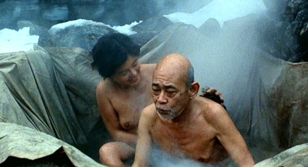 濡れ場で混浴温泉に入り老人の背中を流す素っ裸の藤田弓子